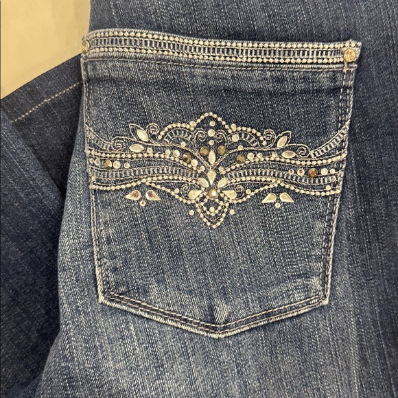 White House Black Market Embellished Boot 
Leg Jeans.  Sz 6 - Picture 10 of 10